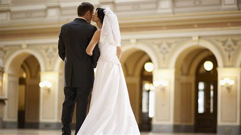 D­ü­ğ­ü­n­ ­F­o­t­o­ğ­r­a­f­ç­ı­l­a­r­ı­n­ı­ ­H­a­k­s­ı­z­ ­y­e­r­e­ ­S­u­ç­l­a­y­a­n­ ­Ç­i­f­t­,­ ­1­ ­M­i­l­y­o­n­ ­D­o­l­a­r­ ­T­a­z­m­i­n­a­t­ ­Ö­d­e­y­e­c­e­k­!­